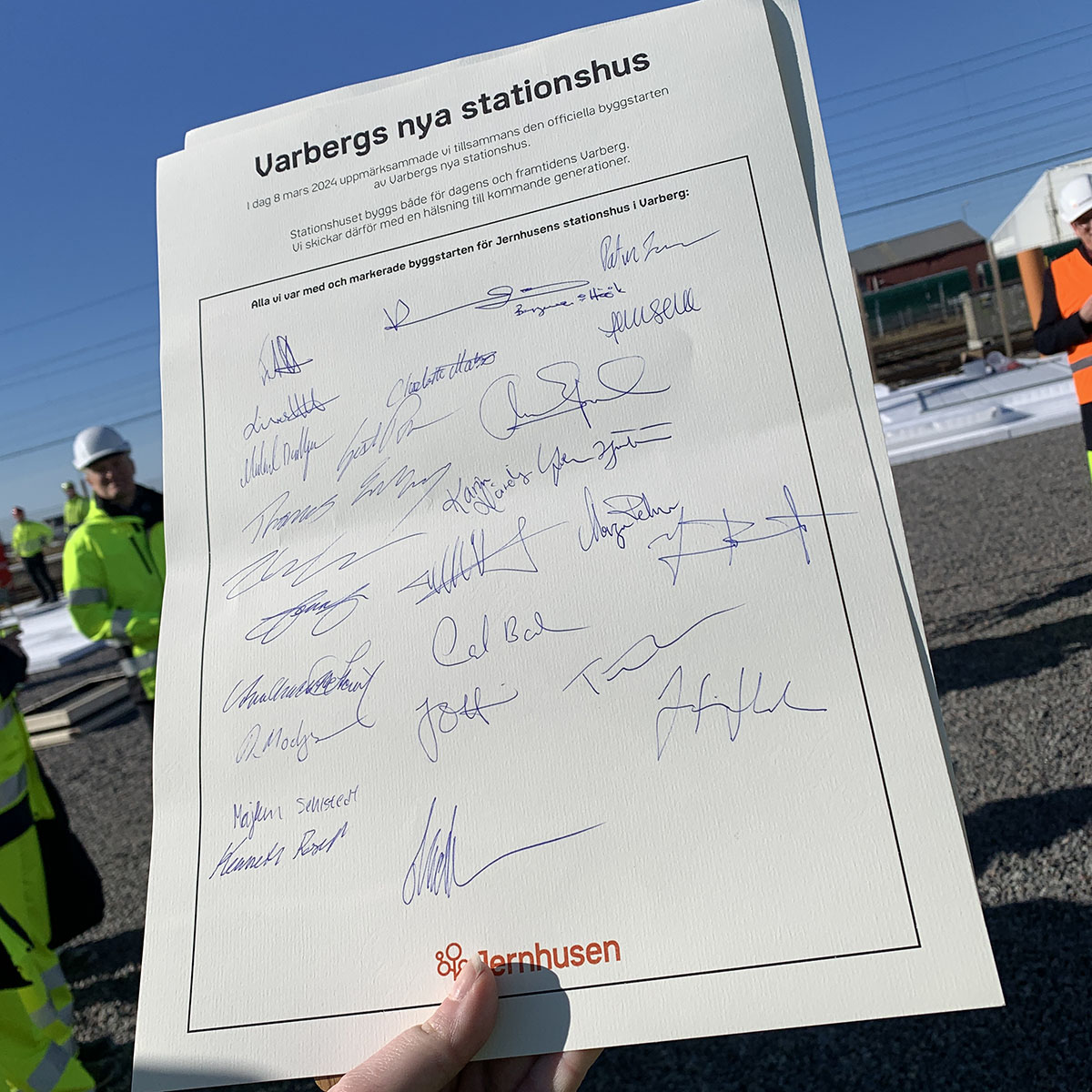 Dokument med signaturer från de som var med från Jernhusen, kommunen, Trafikverket och Region Halland på byggstarten av nya stationshuset. 