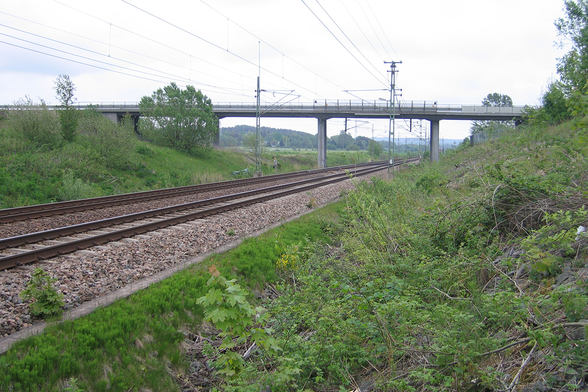 Bild på tågräls som går under en viadukt