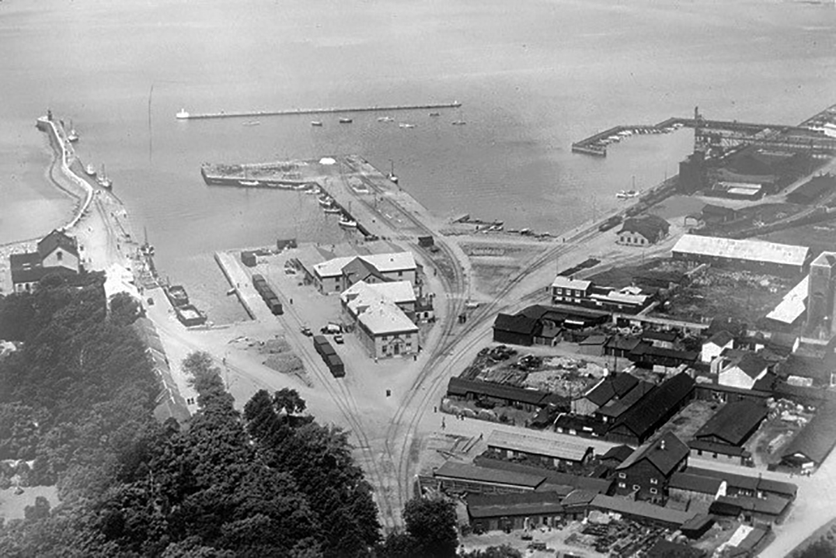 Fågelvy över hamnen eventuellt någon gång på 1910-talet. Hoken syns, men utan magasinsbyggnad.