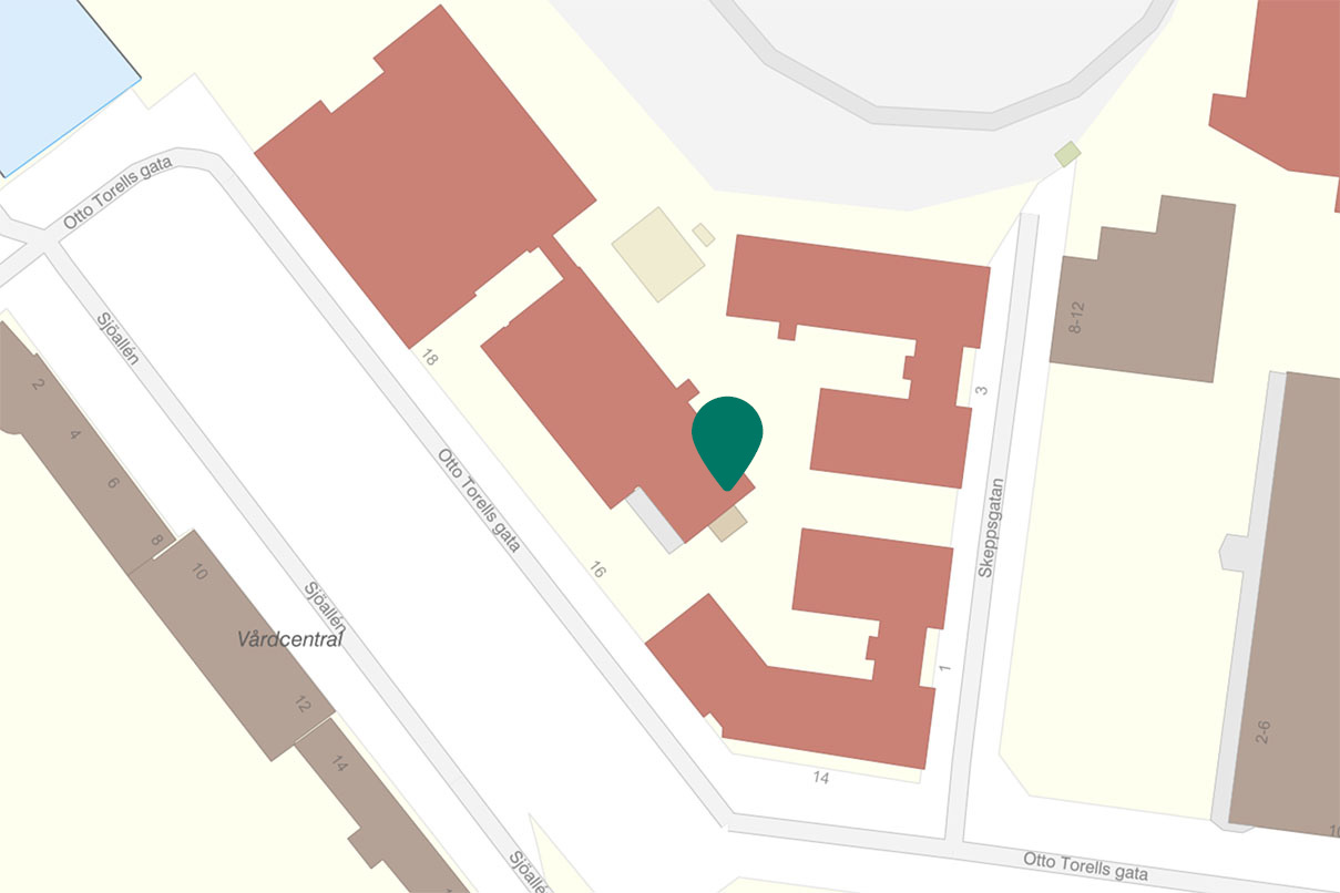 Karta över kvarteret runt om Campus Varberg, där ingång till hus C är utmarkerad.