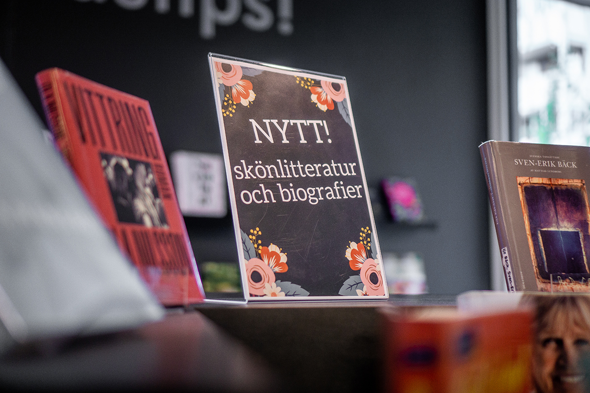 Detaljbild på en skylt med texten "Nyheter skönlitteratur och självbiografier".
