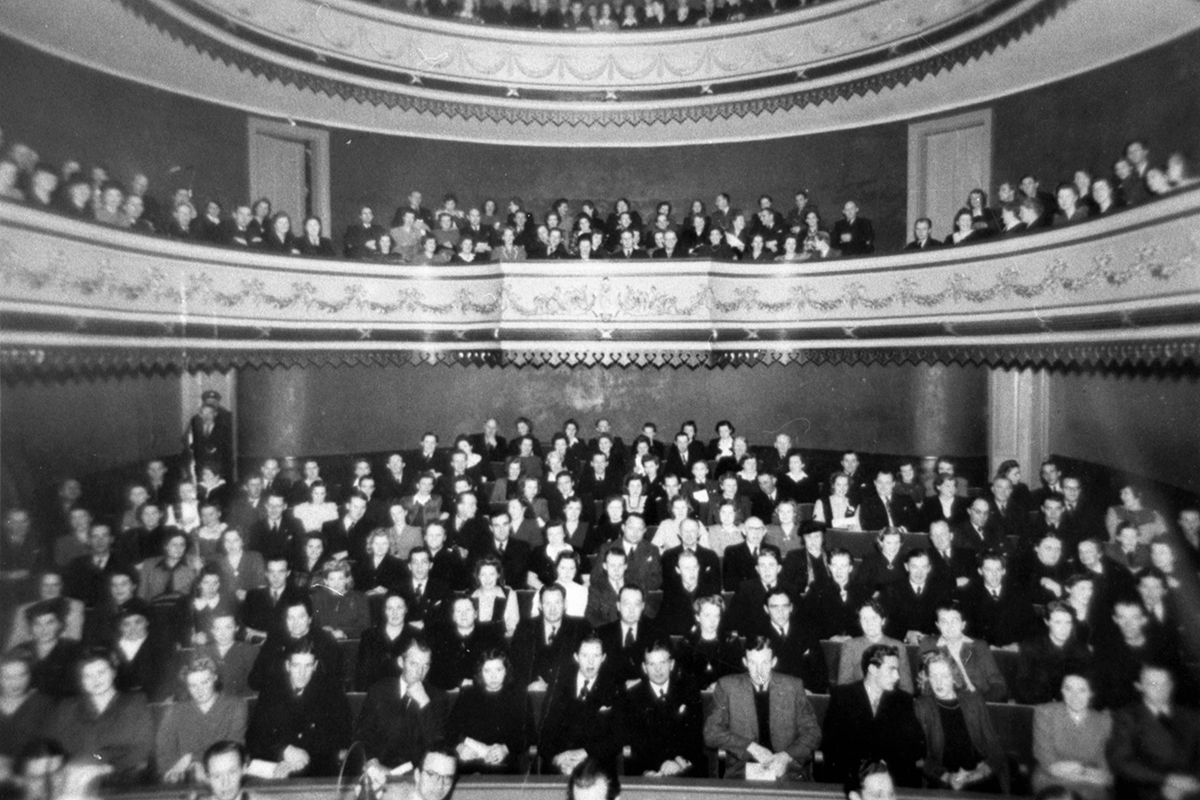 Publikvy från teaterns scen år 1945.