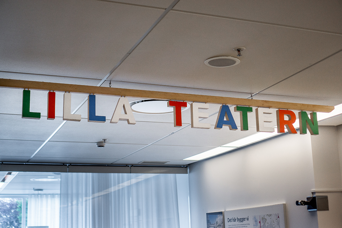 Bild på skylten in till Lilla teatern som står med bokstäver i olika färger.