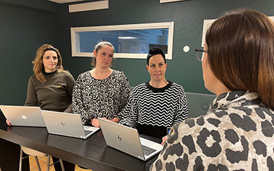Ajtene Pllana, Gabriella Stjernberger och Jenny Andersson diskuterar MOA-mässan med Malin Wallman.