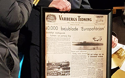 Den inramade 1:a-sida från Varbergs Tidning 1960 som Stena Nauiica fick som present från Varbergs kommun vid sista turen.