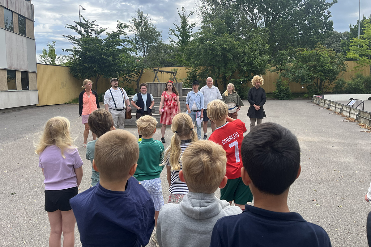 Elever och skolbibliotekarier på skolgården.