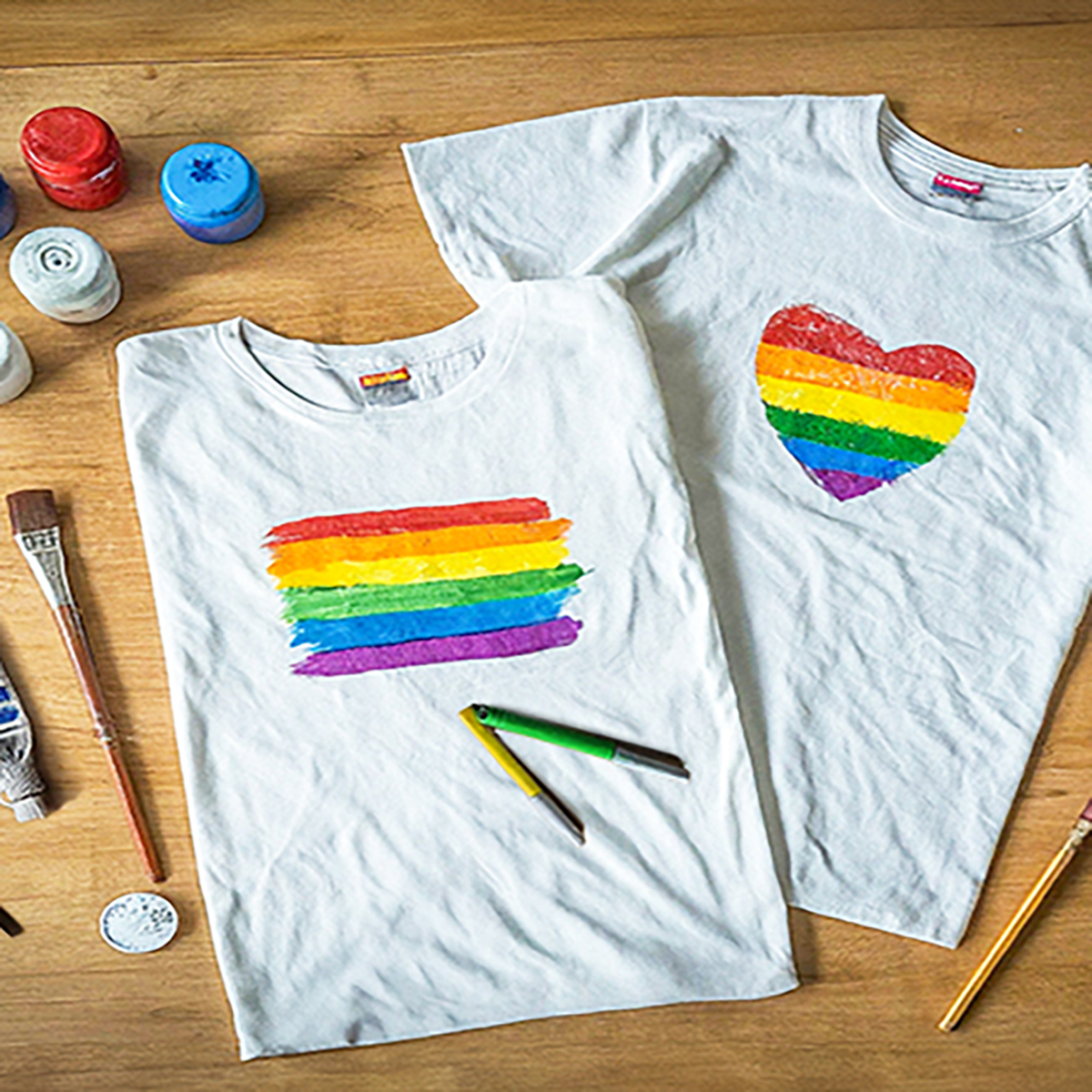 T-shirts i pridefärger.