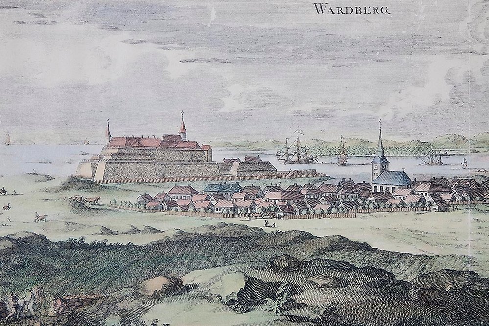 Kolorerat
kopparstick av J van den Aveelen i Erik Dahlbergs Suecia atntiqua et hodierna.
År 1713 dominerar Varbergs fästning staden. Skepp ankrar i hamnen och bönder
bygger stenmurar.

Foto:
Charlotta Sandelin