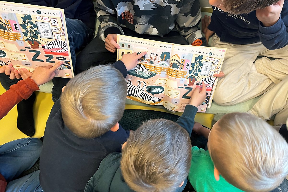 Eleverna läser boken ABC-huset för barnen.