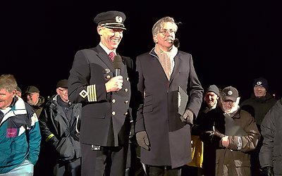 Peter Börjesson och kapten Jan-Eric Alcén vid avskedsceremoni för Stenafärjan